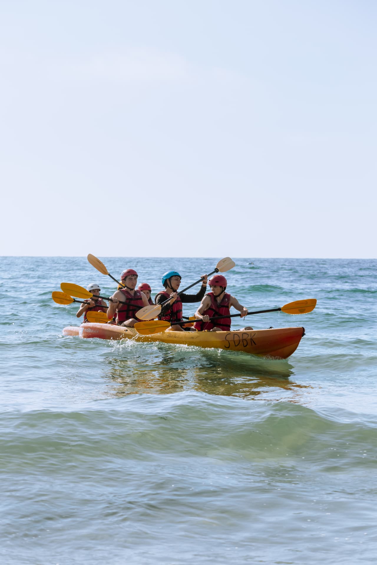Estudantes praticando kayak no mar da Califórnia
