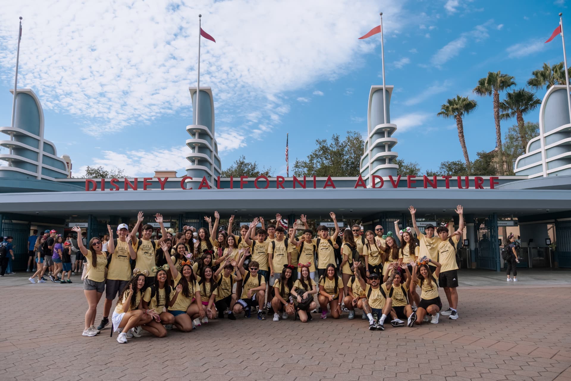 Grupo T&C na entrada do Disney California Adventure