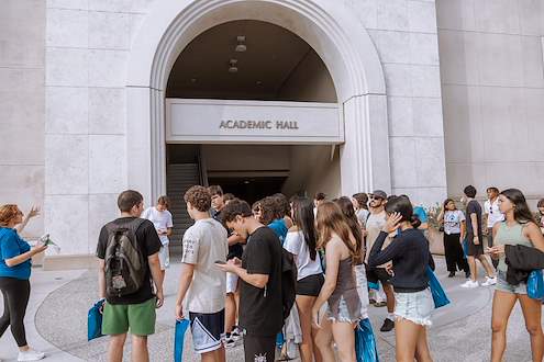 Estudantes na entrada do Academic Hall da universidade